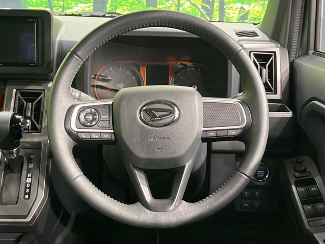 【純正革巻きステアリング】上質な革を使用することで、手にしっかり馴染みとても運転しやすいハンドルです♪