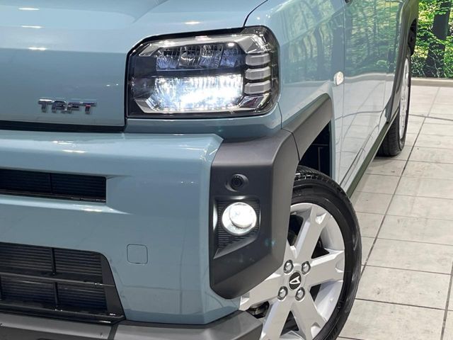 【LEDヘッドライト】悪天候や夜間走行時も良好な視界を確保し安心して運転できる高輝度LEDヘッドライトを装備！点灯速度が早く、消費電力も抑えられています。