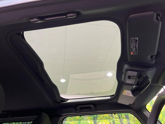 【ガラスルーフ】ガラスルーフ搭載で車内の解放感が一気にアップ！開放的なドライブをお楽しみいただけます。