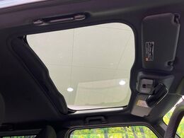 【ガラスルーフ】ガラスルーフ搭載で車内の解放感が一気にアップ！開放的なドライブをお楽しみいただけます。