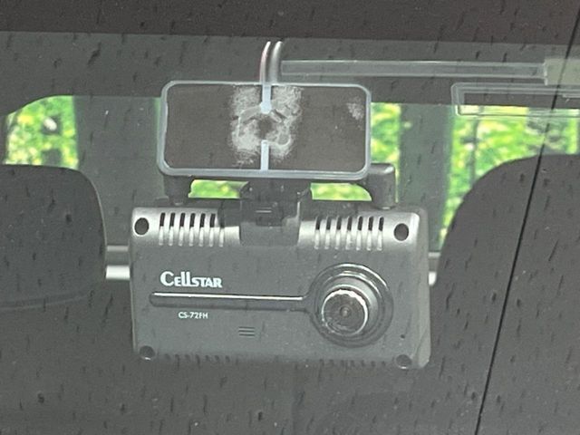 【前後ドライブレコーダー】安心・安全なカーライフに必須のドライブレコーダーを装備！走行中はもちろん、あおり運転や事故に遭遇した際の状況も映像で記録し、万一のリスクに備えます。