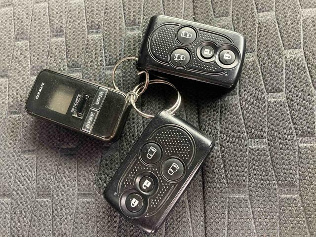 電子カードキーを携帯していれば、ドアハンドルのスイッチを押すだけで施錠＆開錠ができて便利です。盗難防止に役立つイモビライザー機能付きです。