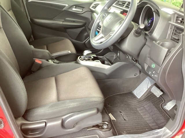 フロントは広々セパレートシート、運転席は、高さを調整できるハイトアジャスター付きです。