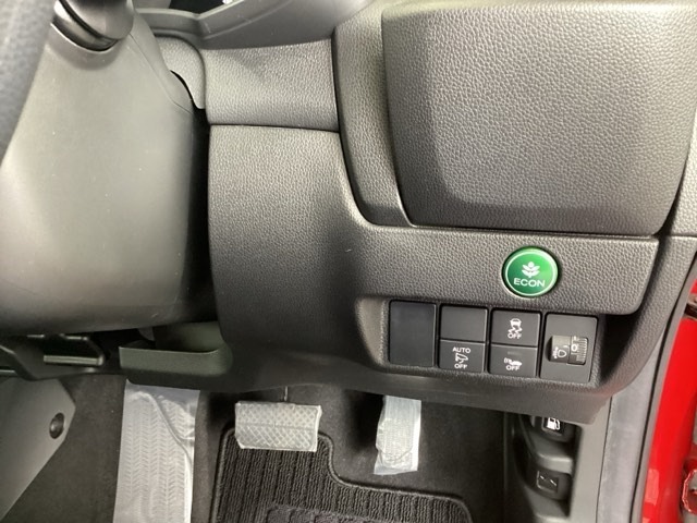 燃費を良くするECON、横滑りを防止するVSA等のスイッチは運転席の右側、手の届きやすい位置にあります。