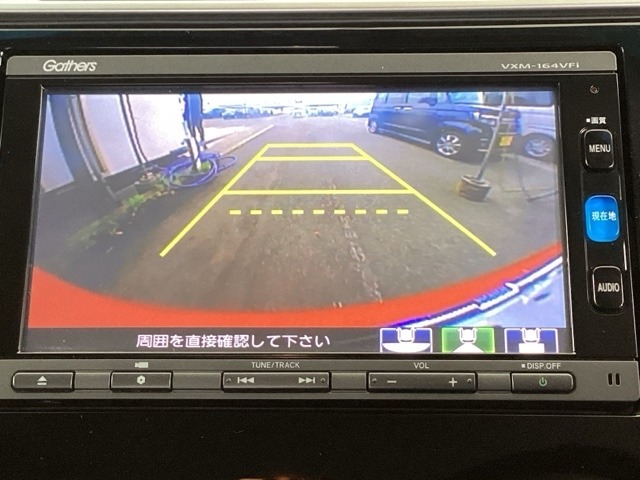 ガイド線表示機能付きのバックカメラで、バックでの車庫入れも安心です。
