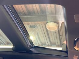 【サンルーフ】開放感たっぷりの希少装備、サンルーフが装着されています！車内に明かりを取り入れたり景色を楽しむ以外にも、車内の空気も簡単に換気できて快適です！