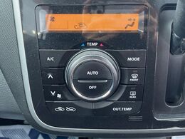 【オートエアコン】一度お好みの温度に設定すれば、車内の温度を検知し風量や温度を自動で調整。暑い…寒い…と何度もスイッチ操作をする必要はありません。快適な車内空間には必須の機能ですね♪