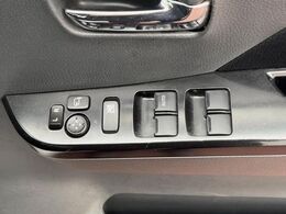 【電動格納ミラー】サイドミラーは電動格納式となっており、狭い駐車場でもキズがつくリスクを抑えられます。