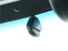 ◆ドライブレコーダー◆映像・音声などを記録する自動車用の装置です。　もしもの事故の際の記録はもちろん、旅行の際の思い出としてドライブの映像を楽しむことができます。