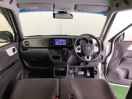 パーキングブレーキはフット式なので運転席と助手席の間はすっきり、移動も楽々です。さっと手が届く位置にATセレクトレバーやエアコンスイッチなどがあり操作性に優れています