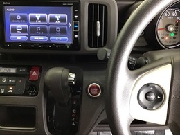 ホンダ純正メモリーナビ搭載なので、遠方へのドライブもお任せ下さい！ステアリング左手側にオーディオ関連のコントロールスイッチを配置しています。操作時は視線を逸らすことなく運転に集中できます