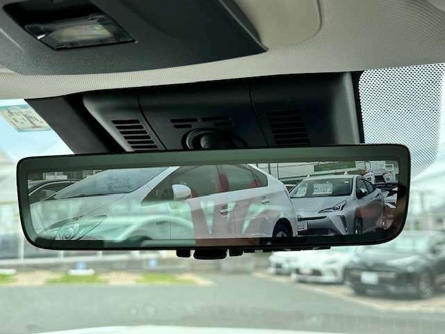 デジタルインナーミラー付き。後方視野角が広く、後席に同乗者がいても後方を確認しやすく安心です。