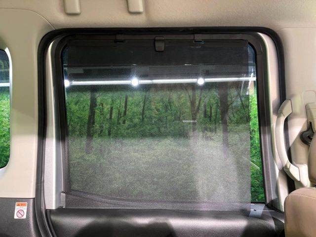 【ロールシェード】日差しや車外からの光が眩しいときにサッと引き出して使える、ロール格納タイプのサンシェードを装備。後席に乗ったお子様がウトウトしだした時など、ぜひご活用ください♪