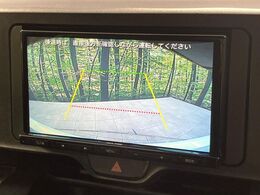 【バックカメラ】駐車時に後方がリアルタイム映像で確認できます。大型商業施設や立体駐車場での駐車時や、夜間のバック時に大活躍！運転スキルに関わらず、今や必須となった装備のひとつです！