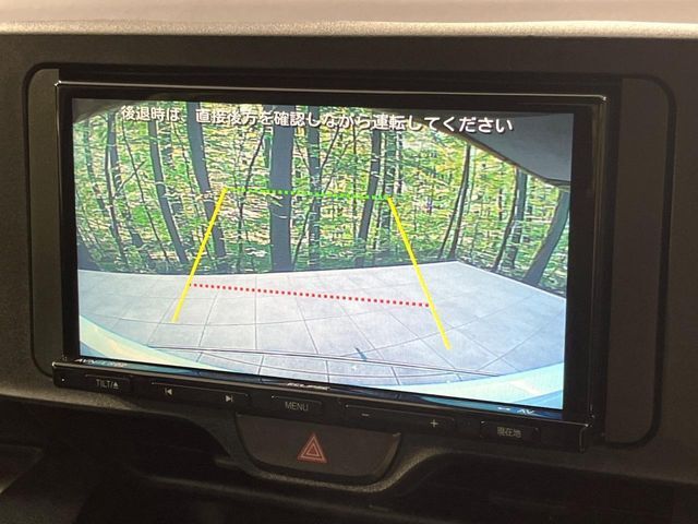【バックカメラ】駐車時に後方がリアルタイム映像で確認できます。大型商業施設や立体駐車場での駐車時や、夜間のバック時に大活躍！運転スキルに関わらず、今や必須となった装備のひとつです！
