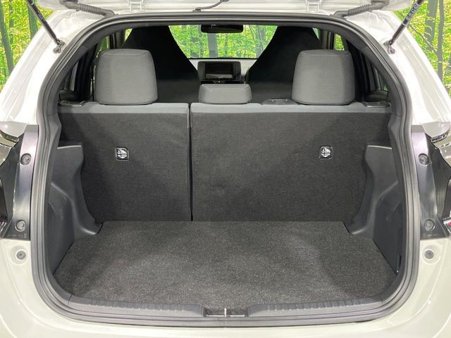 普段のお買い物や通勤、送迎等に十分な荷室スペースを確保しております。セカンドシートを倒すと、大きな荷物の積載も可能です♪