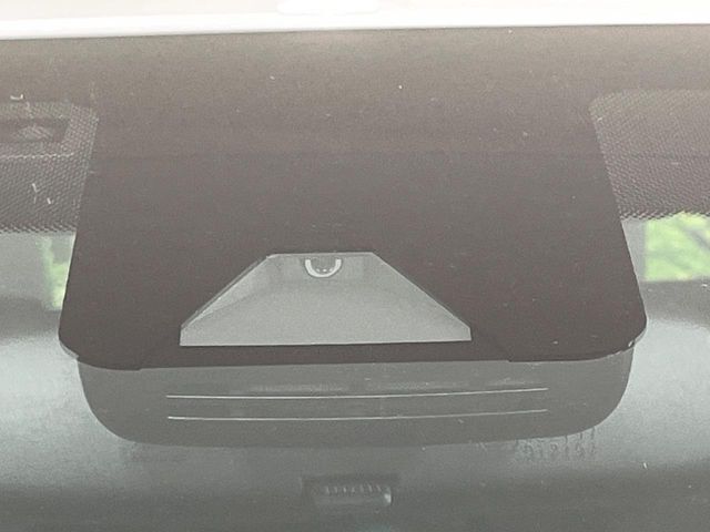 【トヨタセーフティセンス】走行中に前方の車両等を認識し、衝突しそうな時は警報とブレーキで衝突回避と被害軽減をアシスト。より安全にドライブをお楽しみいただけます。