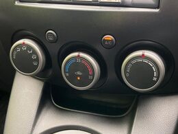 【オートエアコン】一度お好みの温度に設定すれば、車内の温度を検知し風量や温度を自動で調整。暑い…寒い…と何度もスイッチ操作をする必要はありません。快適な車内空間には必須の機能ですね♪