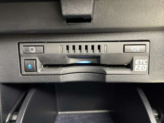 【ETC】有料道路を利用する際に料金所で停止することなく通過できる、ETC車載器（ノンストップ自動料金収受システム機器）が装備されています。セットアップを行うことで利用可能になります。