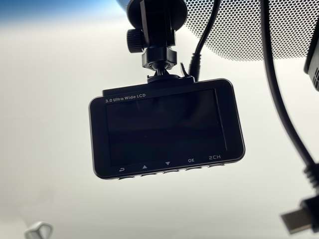 【ドライブレコーダー】映像・音声などの運転中の記録を残します。事故などを起こした起こされた時の証拠になりえますので、もしも時でも安心ですね。