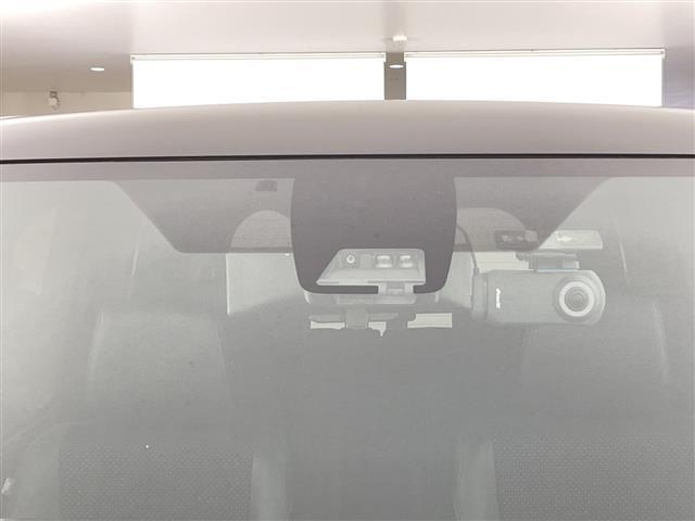 【ドライブレコーダー】映像・音声などの運転中の記録を残します。事故などを起こした起こされた時の証拠になりえますので、もしも時でも安心ですね。