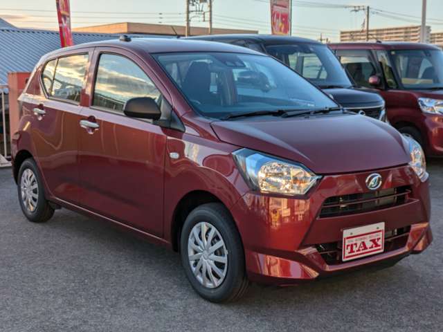 【展示車両】　当社は届出済未使用車を中心に、軽自動車から普通乗用車はもちろん、貨物車両やトラック・大型車両の中古車・登録済未使用車・新車すべてのお車が取扱可能！