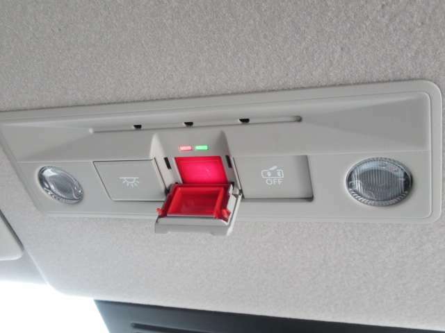 前席の天井部分に「SOSコール」スイッチを装備。「もしも」の時にオペレーターに緊急コールが可能です。（ご利用いただくにはNISSAN CONNECTへのご加入（有料）が必要です。詳しくはスタッフまで）
