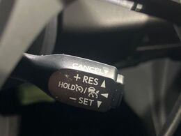 【レーダークルーズコントロール】高速道路での長距離走行が楽に！！自動で速度を保つクルーズコントロールが、衝突軽減システムと連携し、前方の車両を感知して車間を保つように速度調節してくれます！！