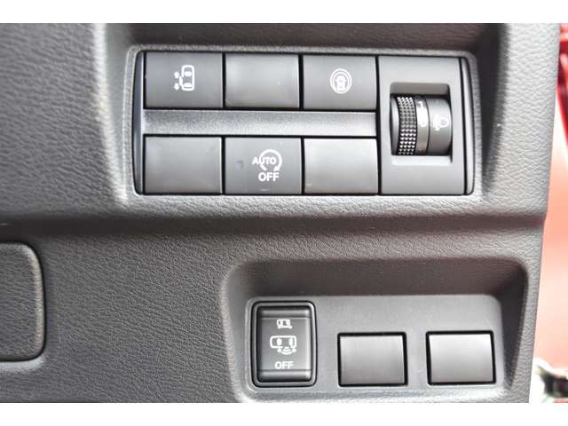 ★運転席側操作部ではアイドリングストップのオフボタンや、片側電動スライドドアを開閉できるボタンが装備されています