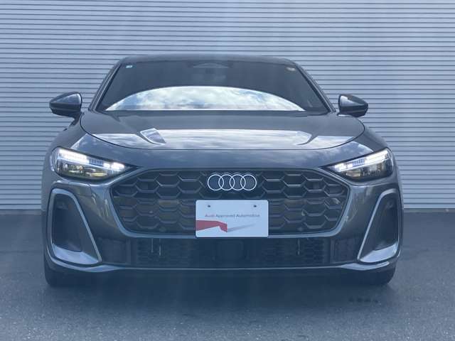 日本人デザイナーの発案によって2005年から採用されている、「シングルフレームグリル」。ひと目でAudiとわかる象徴的なデザインはAudiのブランドイメージを確立しています。