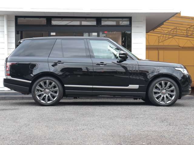 こちらのレンジローバーは3.0L V6 スーパーチャージドエンジンを搭載しております。5.0Lモデルよりも維持費を抑えることができます。