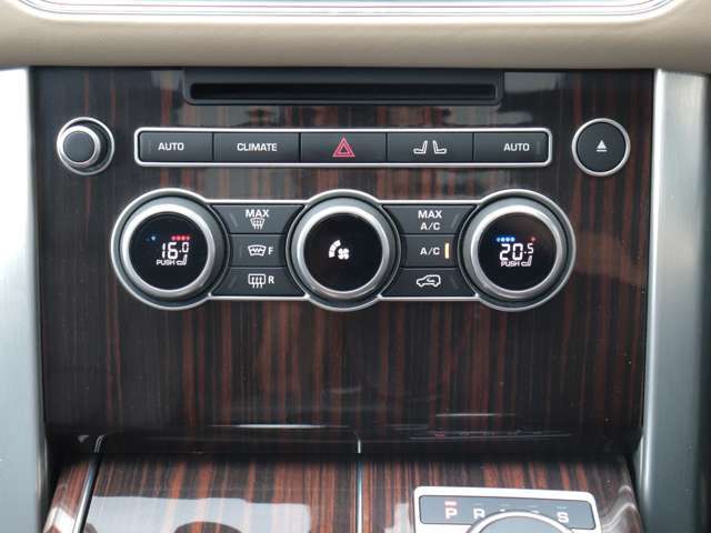 AUTOエアコンがございます。エアコンやシートヒーター＆ベンチレーションの操作はこちらで行います。