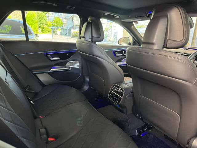 メルセデスのシートは少し硬めになっております。長時間の運転の際、適度な反発があることでお尻や腰の負担を減らす効果が御座います。