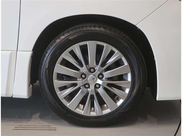 純正のアルミホイール装着車です。タイヤサイズは235/50R18です。