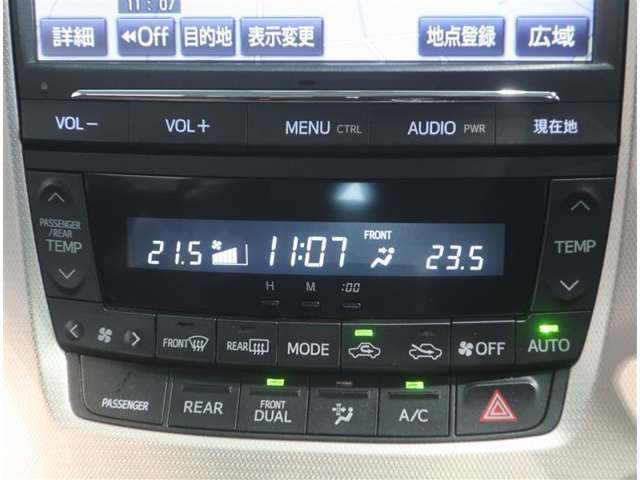 左右独立温度コントロールフルオートエアコンです。運転席、助手席それぞれで独立して温度設定ができます。冷え性の方が乗っても安心ですね♪