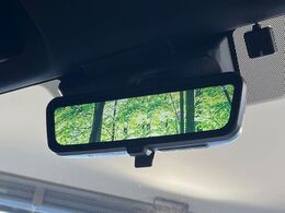 【デジタルインナーミラー】後席の大きな荷物や同乗者で後方が確認しづらい時でも安心！カメラが撮影した車両後方の映像をルームミラー内に表示。クリアな視界で状況の確認が可能です！