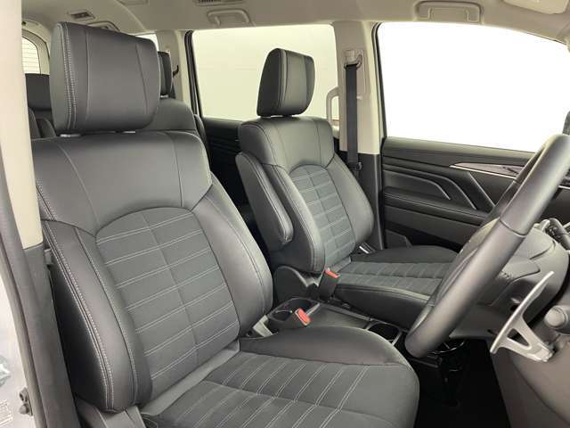 【運転席】座り心地が良いシートなので長時間の運転でも快適にお過ごしいただけます。新品のフロアマットのご注文も可能です。掲載箇所以外にご希望の写真がございましたらお気軽にお問い合わせ下さい。