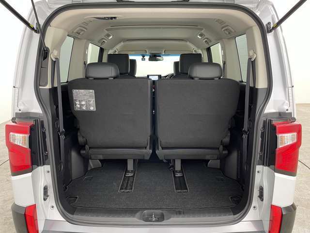 【トランク】積み込みやすくて、たっぷり積める荷室です。シートアレンジできるものは、乗車人数と荷物の量や大きさによってシートを動かすことができるので、より快適なドライブが可能です！