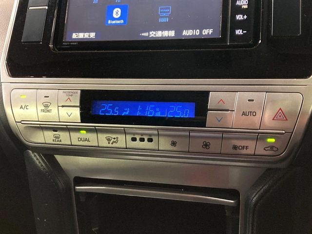 【左右独立型フルオートエアコン】運転席と助手席でそれぞれお好みの温度に設定可能。同乗者にも配慮した、快適な空調をお届け致します。