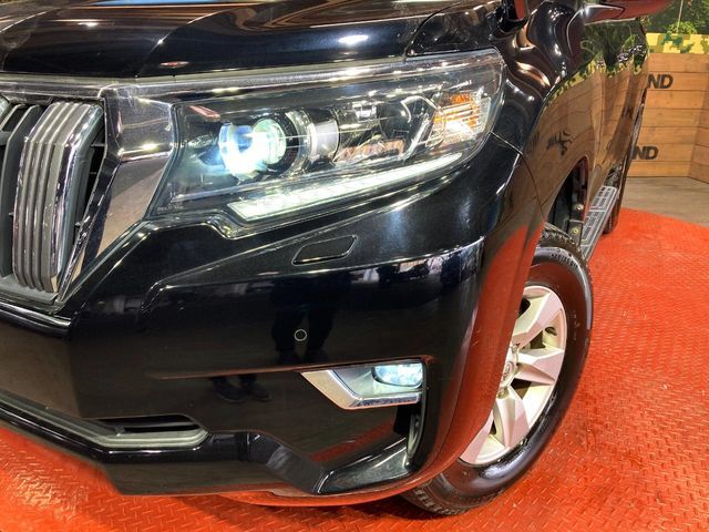 【LEDヘッドライト】悪天候や夜間走行時も良好な視界を確保し安心して運転できる高輝度LEDヘッドライトを装備！点灯速度が早く、消費電力も抑えられています。