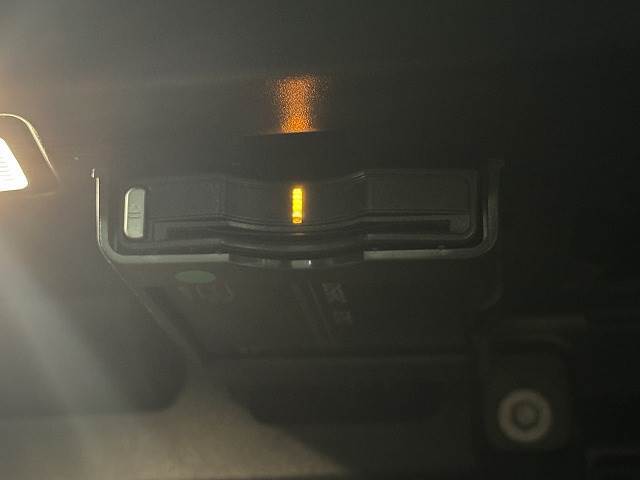 【ETC車載器】を装備しておりますので、ご納車直後からの遠距離ドライブも可能です。土日の利用料金の割引や、朝夕の通行料金を割引料金で高速道路をお楽しみいただけます。