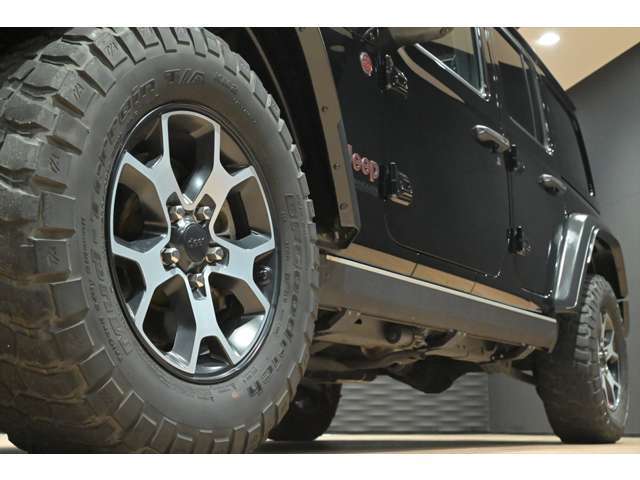 フロントタイヤサイズ【255/75R17】ガリ傷も無くコンディション良好な一台でございます。