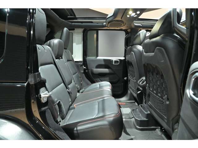後部座席も使用感少なくキレイです☆当店の展示車は全車クリーニング済みです。再度クリーニング後のご納車となります。