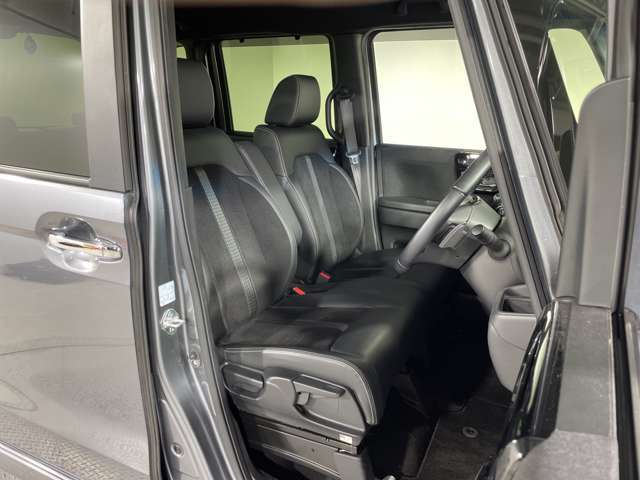 【運転席】座り心地が良いシートなので長時間の運転でも快適にお過ごしいただけます。新品のフロアマットのご注文も可能です。掲載箇所以外にご希望の写真がございましたらお気軽にお問い合わせ下さい。
