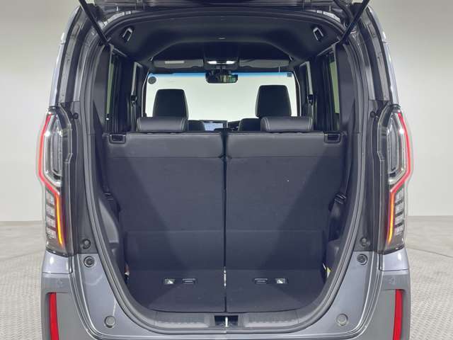 【トランク】積み込みやすくて、たっぷり積める荷室です。シートアレンジできるものは、乗車人数と荷物の量や大きさによってシートを動かすことができるので、より快適なドライブが可能です！