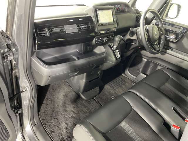【フロアマット】車内を綺麗に保つのには必須のアイテムです。当店ではフカフカな新品マットも絶賛取り扱い中！ぜひご相談くださいませ。