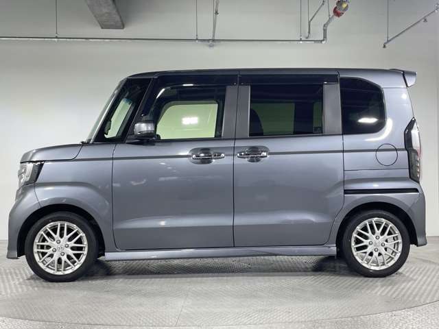 【左】当社基準による調査の結果、修復歴車と判断された車両は一部店舗を除き、販売を行なっておりません。万一、納車時に修復歴があった場合にはご契約の解除等に応じます。