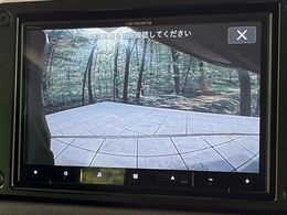 【バックカメラ】駐車時に後方がリアルタイム映像で確認できます。大型商業施設や立体駐車場での駐車時や、夜間のバック時に大活躍！運転スキルに関わらず、今や必須となった装備のひとつです！