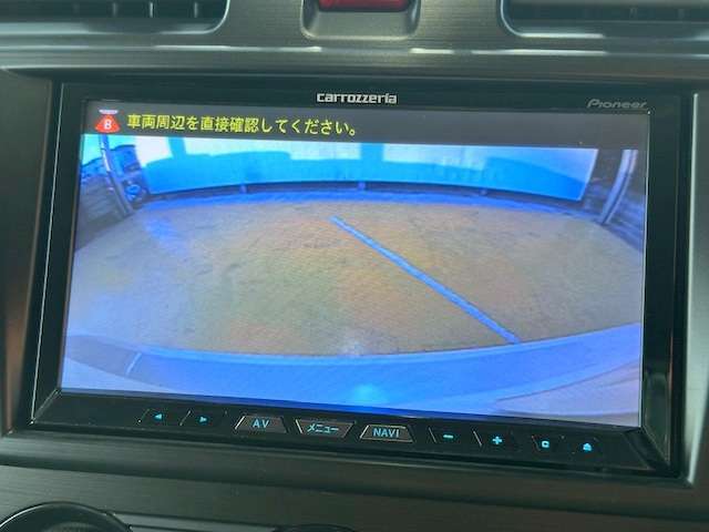 バックカメラがついて後方確認が簡単にできます！苦手としている車庫入れ等も安心して出来ますね！凄く需要の高い装備ですので、最初から付いていれば言う事なしですよね！？