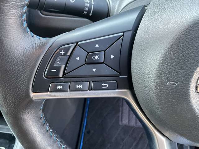 左側には、オーディオのボリュームやチャンネルの切替えスイッチが付いております。